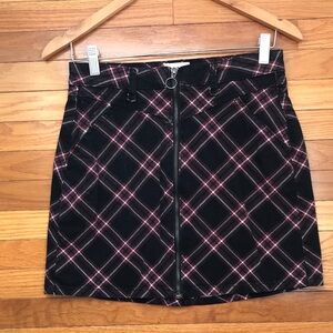 SO Black Red and White Plaid Mini Skirt with full front zipper 4 pockets sz 7/28